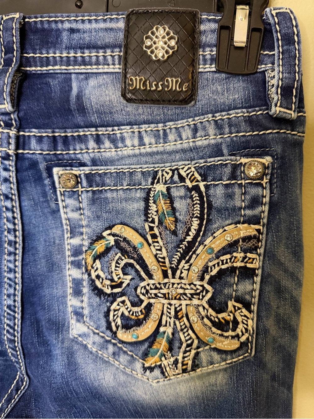 Gorgeous Miss Me Mid-Rise Straight Jeans Fleur-de-Lis Pockets 33” Inseam